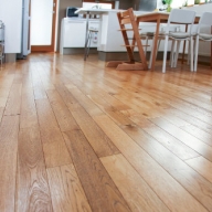 Detailaufnahme eines Holzbodens in einer eingerichteten Wohnküche