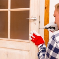 Tischler bei der Montage eines Türschlosses