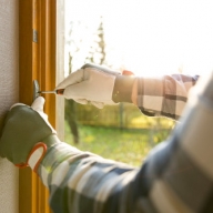 Aufnahme eines Tischlers bei der Montage eines Fensterrahmens