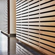 Seitlich fotografierte, holzverkleidete Wände in einer Eingangshalle