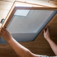 Montage eines Fliegengitters an einem Fenster mit Dachschräge