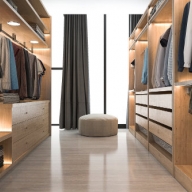 2 sich gegenüberstehende Regalwände mit Bekleidungsstücken in den Regalfächern