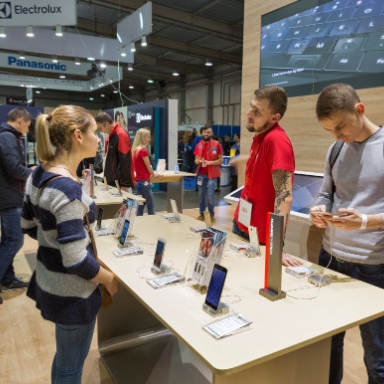 Messestand mit Besuchern