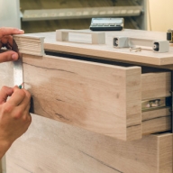 Montage von Griffen an einer Kommode aus Eschenholz