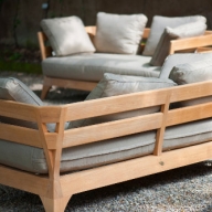 Sitzgruppe von 2 Couchgestellen aus Buchenholz mit hellgrauen Sitzkissen