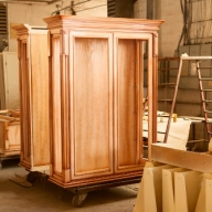 Tischlerei-Werkstatt mit restauriertem Schrank im Vordergrund