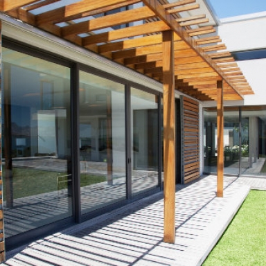 Terrasse mit Markisendach an einem zweistöckigen Haus