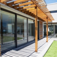 Terrasse mit Markisendach an einem zweistöckigen Haus