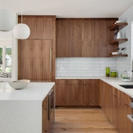 Küche in Eschenholz mit weißer Arbeitsplatte