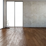 Leerstehender Raum mit bodentiefen Fenstern und Holzboden